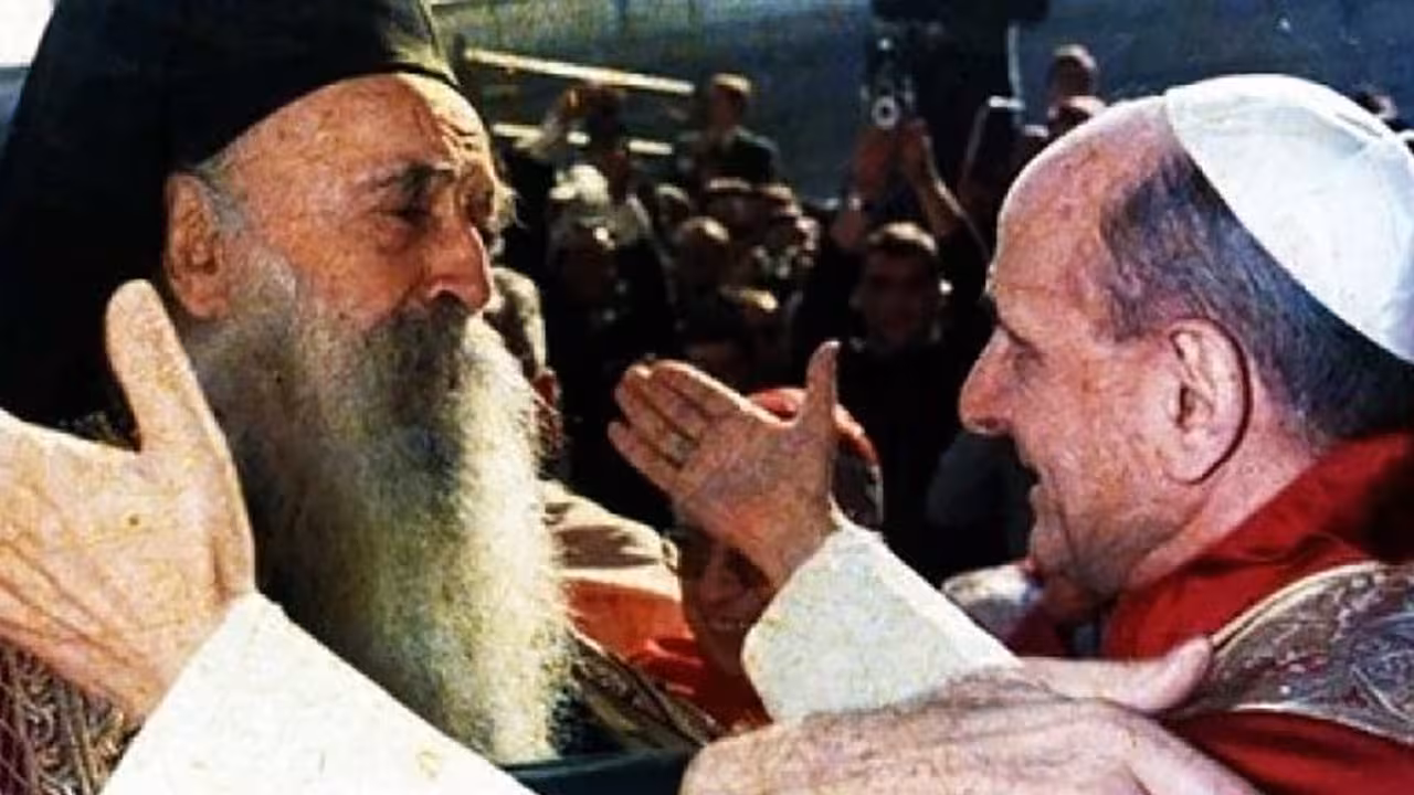l’abbraccio tra Paolo VI e Atenagora